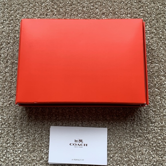 COACH STAR CANYON CORNER ZIP WRISTLET- CRANBERRY - Picture 6 of 6